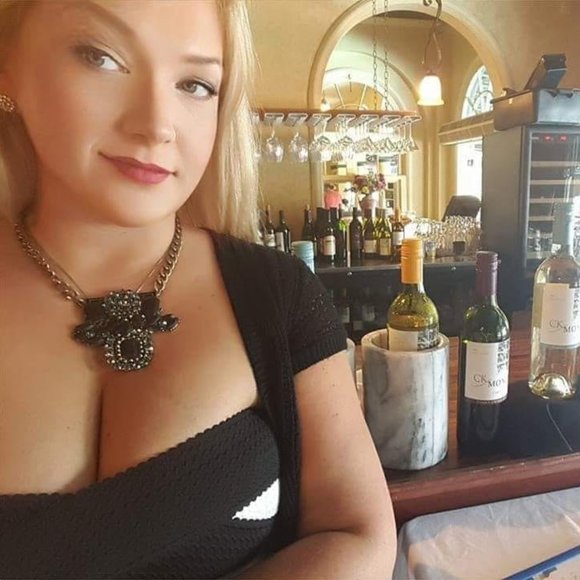 Meet your Posher, Cassandra - Picture 2 of 2